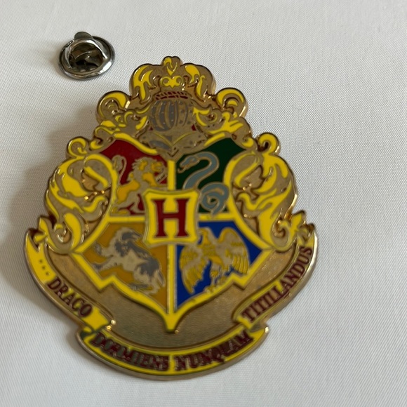 Warner brothers Harry Potter’s school crest with all houses crests within - Picture 2 of 5